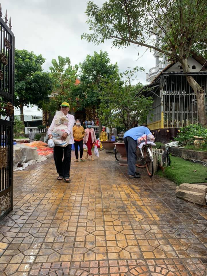 ho tro truyen thong cho chuong trinh gieo hat yeu thuong trao qua cho nguoi ngheo va khuyet tat 9